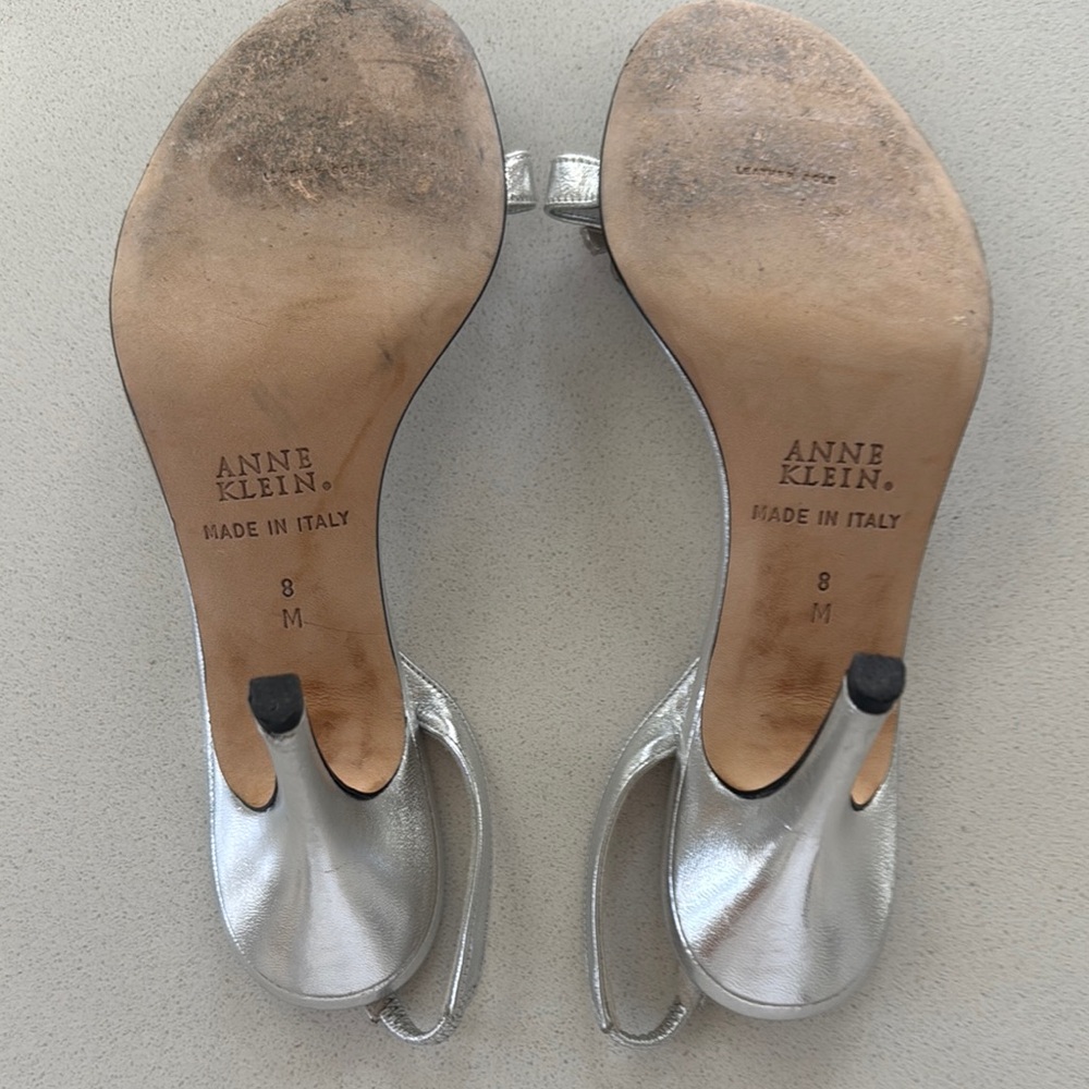 Vintage, Elegant Silver Sandals with Floral Embellishments - Picture 2 of 4